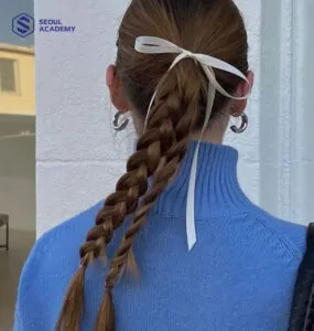 Tết tóc kết hợp dây ruy băng đơn giản