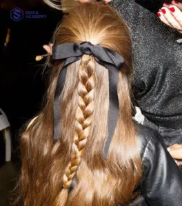 Mái tóc tết nửa đầu với dây ruy băng