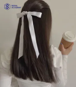 Dây ruy băng tạo điểm nhấn cho mái tóc