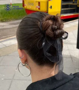 Tóc búi củ tỏi kết hợp với dây ruy băng