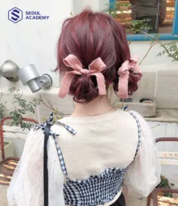 Tóc thắt búi củ tỏi 2 bên kết hợp dây ruy băng dễ thương