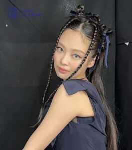 Cô nàng thường xuyên chọn dây ruy băng cùng màu với trang phục