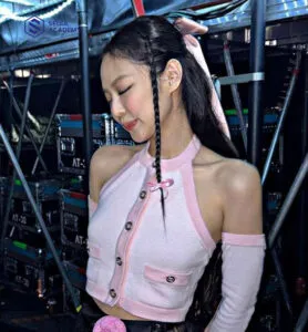 Jennie ngọt ngào trong kiểu tóc tết với dây ruy băng