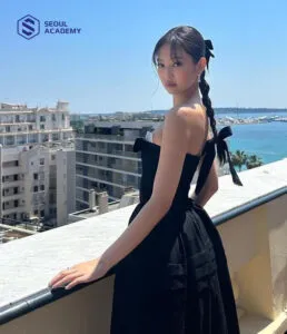 Tóc tết với dây ruy băng đơn giản theo phong cách Jennie Blackpink