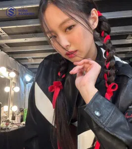 Kiểu tóc của Jennie với dây ruy băng đỏ