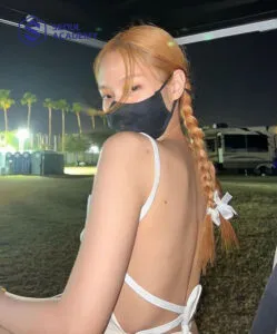 Dây ruy băng được cô nàng Jennie tận dụng làm phụ kiện tóc