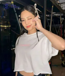 Kiểu tóc tết với dây ruy băng đơn giản nhưng cực kỳ xinh xắn và đáng yêu