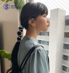 Quấn tóc bằng dây ruy băng tạo nên hiệu ứng mới lạ cho mái tóc