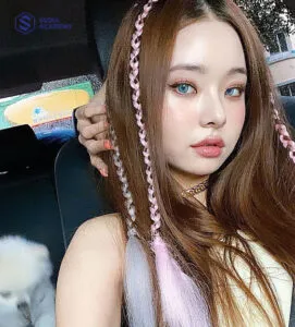 Dây ruy băng làm điểm nhấn cho mái tóc tết