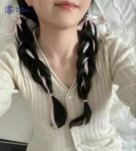 Các nàng không mất nhiều thời gian để tết tóc với dây ruy băng