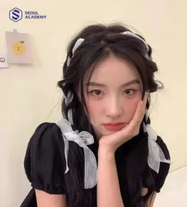 Tết tóc 2 bên cùng dây ruy băng hợp với cô nàng “bánh bèo”