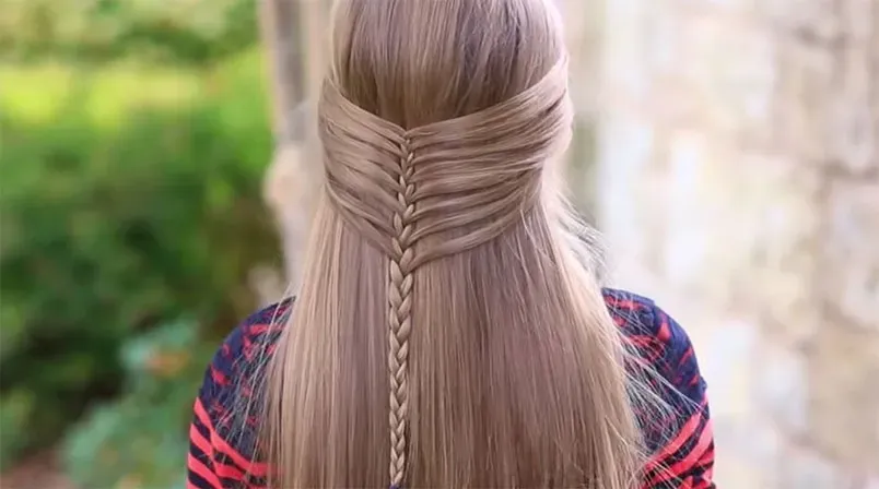 Kiểu tóc tết xương cá nửa đầu đẹp mắt, vấn nhẹ nhàng hai bên và tạo điểm nhấn ở phía sau