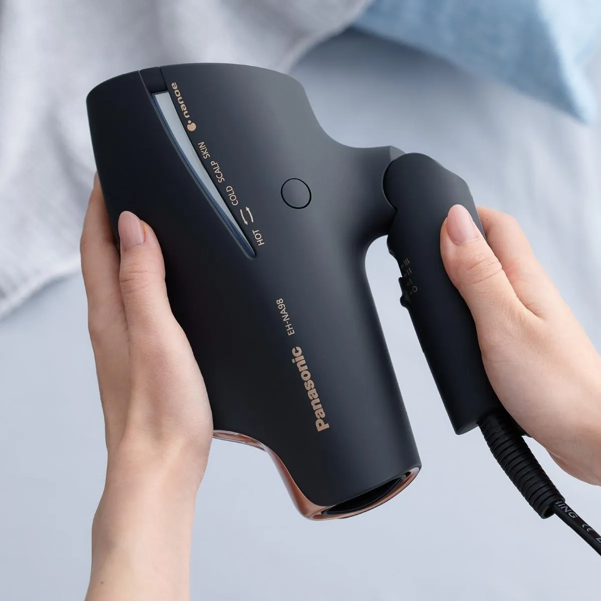 Bụi bẩn và tóc rối tích tụ bên trong máy sấy tóc là nguyên nhân làm giảm hiệu suất