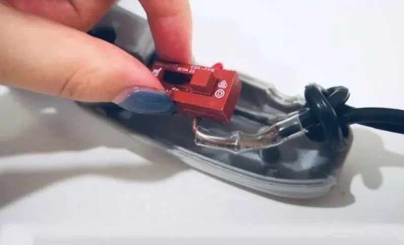 Tiến hành tháo công tắc điều khiển nhiệt độ và tốc độ gió trên thân máy sấy tóc