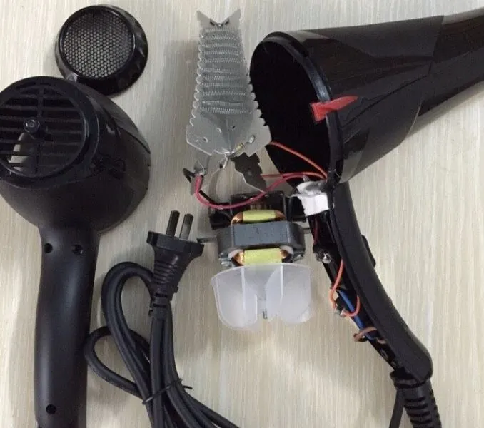 Thực hiện việc tách rời hai nửa vỏ máy sấy tóc Panasonic