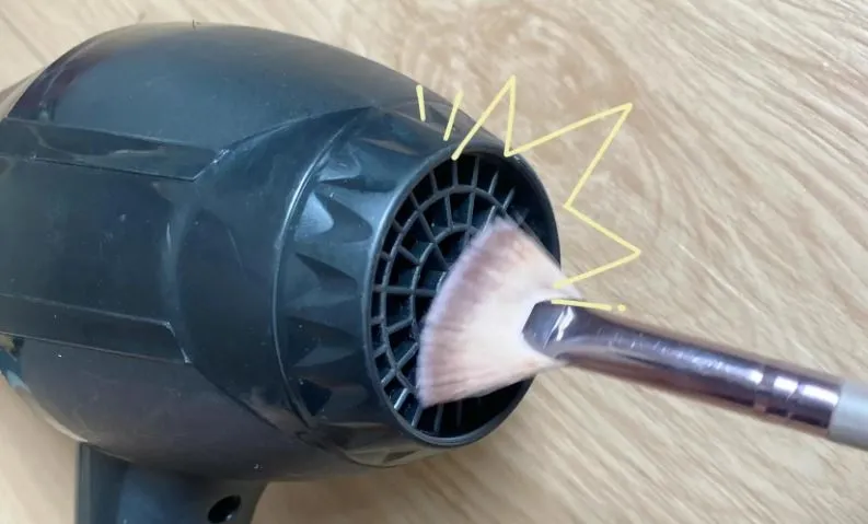 Hút bụi và làm sạch các linh kiện điện tử sau khi đã tháo rời máy sấy tóc