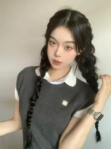 Hai bím tóc ngắn đơn giản được tết kiểu Pháp ôm sát đầu