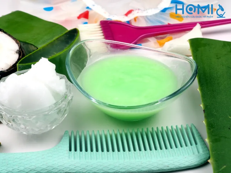 Thực hiện các bước pha trộn để làm dầu xả tóc từ nha đam tại nhà