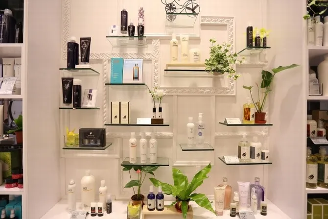 Trang trí tiệm tóc nữ nhỏ đẹp với những gam màu tươi sáng và hệ thống ánh sáng tinh tế