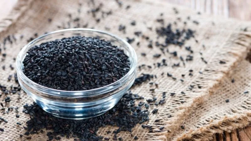 Mè đen có khả năng làm chậm quá trình bạc tóc do chứa nhiều khoáng chất thiết yếu