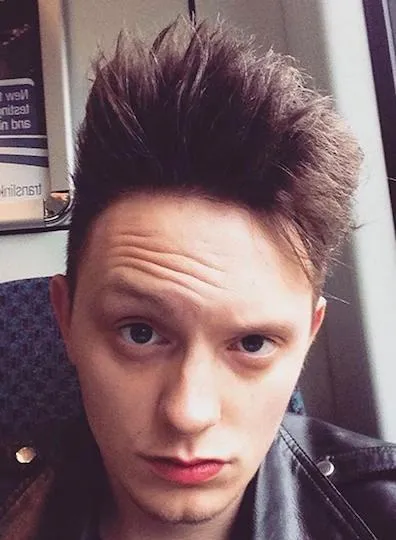 Chế độ dinh dưỡng cân bằng, đặc biệt là việc cung cấp đủ Biotin và Omega-3, là nền tảng giúp tóc chắc khỏe, giảm tình trạng khô xơ và dễ xù.