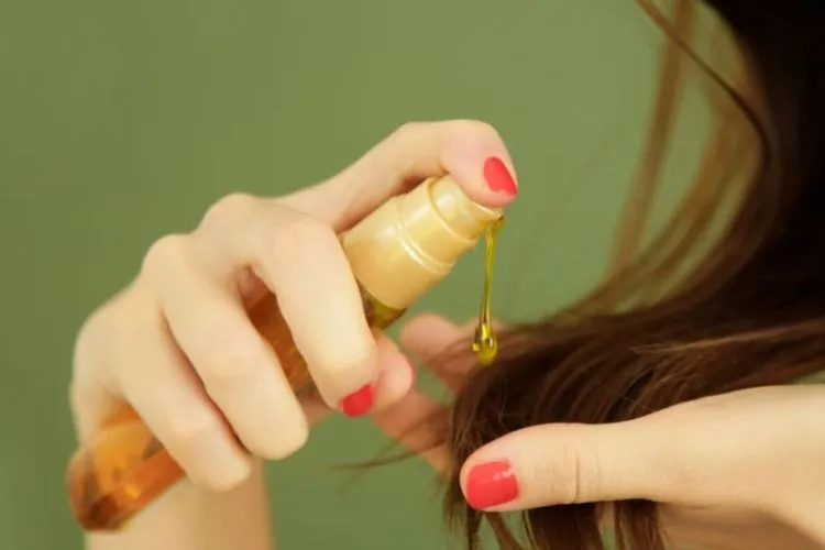 Sử dụng sản phẩm chuyên dụng như keo xịt tóc để hỗ trợ tạo kiểu và giữ nếp xoăn lâu hơn