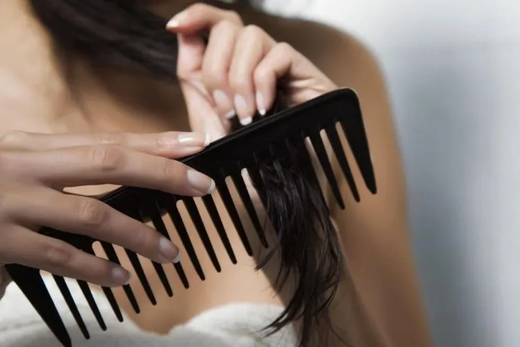 Chăm sóc mái tóc sau khi uốn bằng lược răng thưa để giữ nếp xoăn và tránh làm rối tóc
