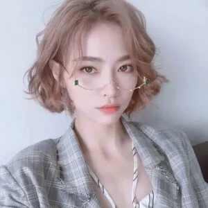 Kiểu tóc Bob uốn gợn sóng cá tính, đòi hỏi kỹ thuật uốn chuẩn để giữ nếp bồng bềnh