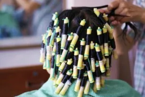 Phương pháp uốn lạnh không cần dùng máy kích nhiệt, là lựa chọn nhẹ nhàng cho mái tóc yếu