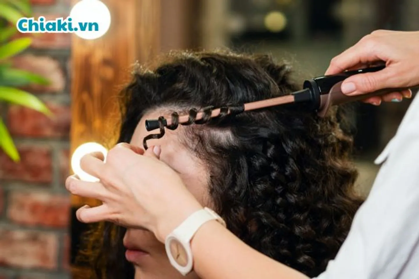 Cách làm tóc xoăn uốn tóc bằng máy