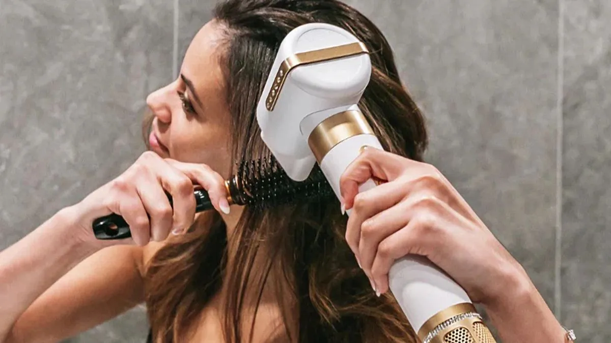 Cách uốn tóc đơn giản tại nhà bằng máy sấy và lược tròn chuyên dụng