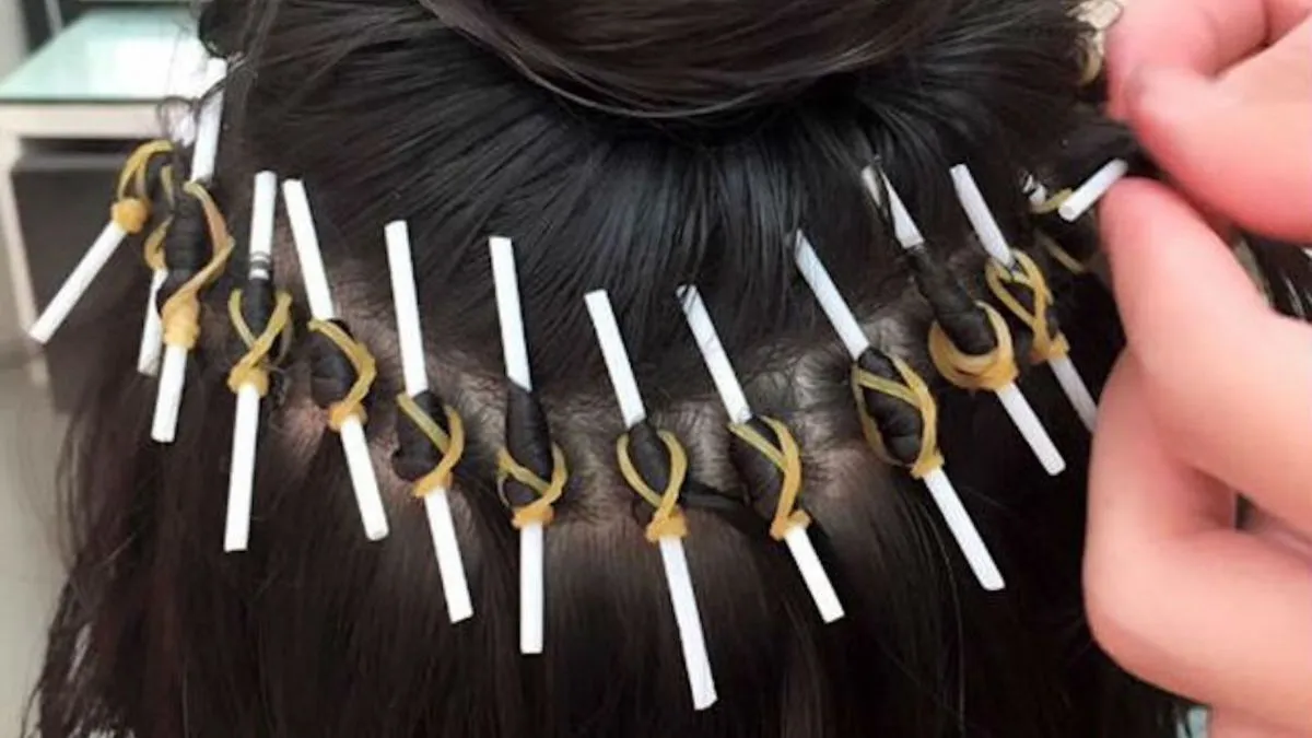 Tạo kiểu tóc xoăn xoắn ống bằng tăm bông là một cách uốn tóc tại nhà bằng dây thun