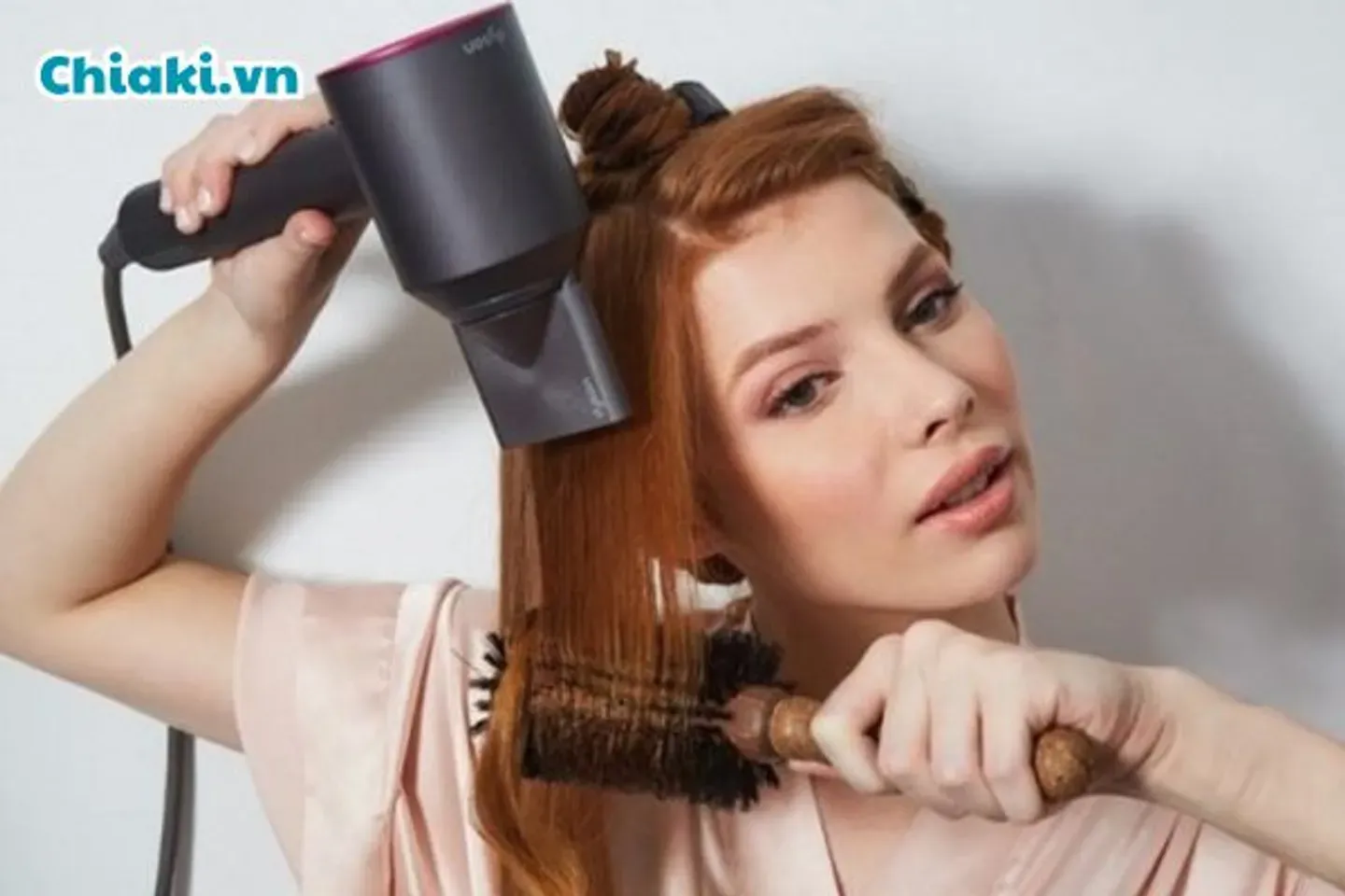 Kỹ thuật uốn tóc tại nhà đơn giản bằng máy sấy và lược tròn để tạo độ bồng bềnh tự nhiên