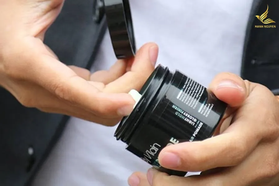 Lấy một lượng nhỏ sáp vuốt tóc khoảng nửa đốt ngón tay