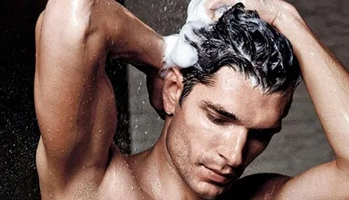 Gội đầu sạch sẽ loại bỏ dầu thừa là bí quyết để tóc vuốt không bị bết