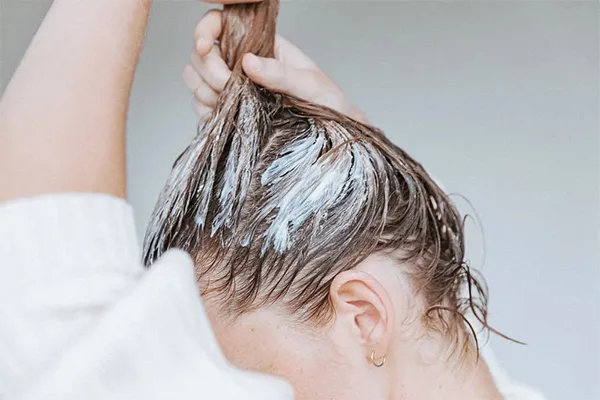 Nên kết hợp sử dụng cả dầu gội và dầu xả cho tóc (Ảnh: Internet)