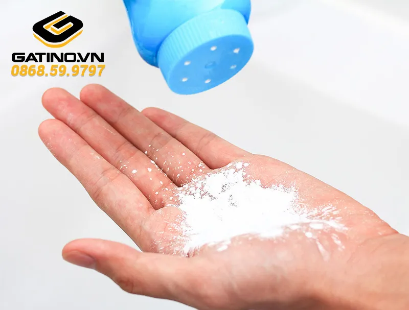 Xử lý tóc bết dầu cấp tốc bằng phấn rôm trẻ em