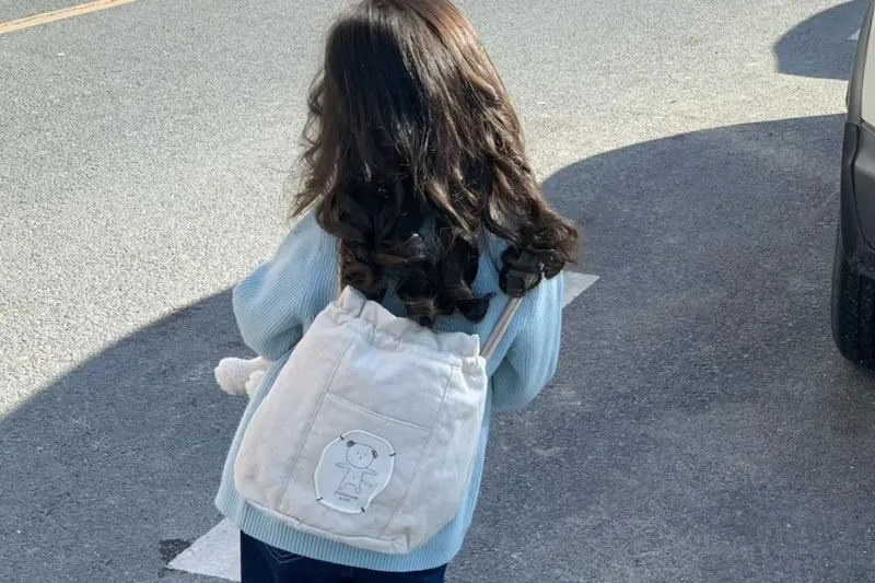 Kiểu tóc uốn gợn sóng cho bé gái