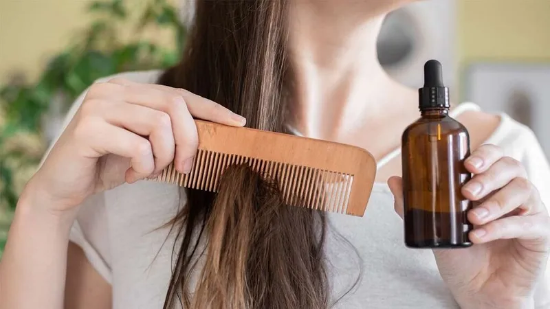 Thoa dầu dưỡng tóc hoặc dầu xả là cách chăm sóc tóc bị khô xơ dễ dàng tại nhà