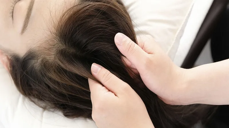 Massage da đầu giúp nang tóc hoạt động mạnh mẽ