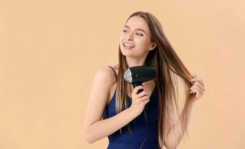 Sợi tóc bị hư tổn nghiêm trọng do tiếp xúc với hóa chất tạo kiểu và nhiệt độ cao thường xuyên