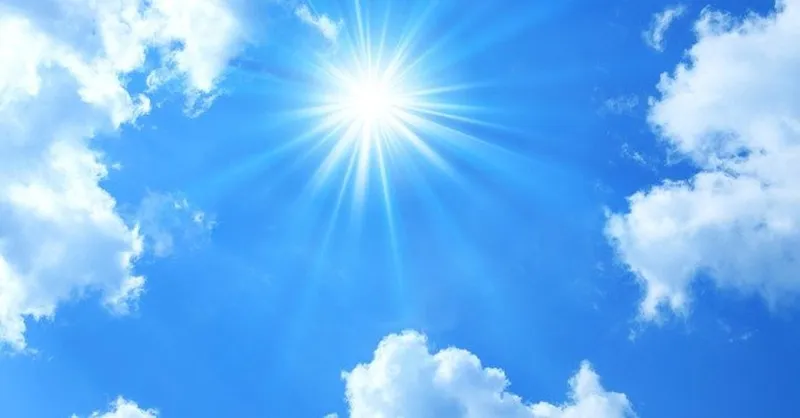 Người đàn ông đội mũ trong trời nắng để bảo vệ tóc khô xơ khỏi tác hại của tia UV và ánh nắng mặt trời