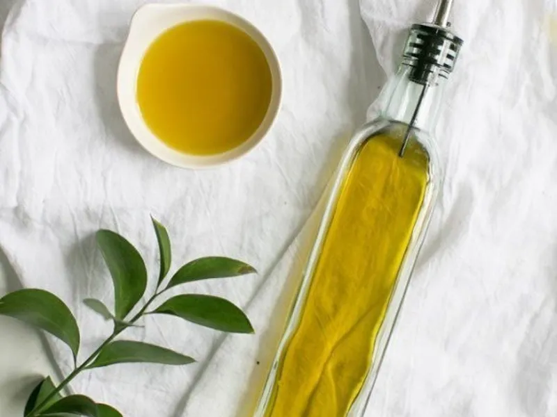 Dầu Olive nguyên chất là thành phần chính trong các phương pháp dưỡng ẩm cho tóc chẻ ngọn