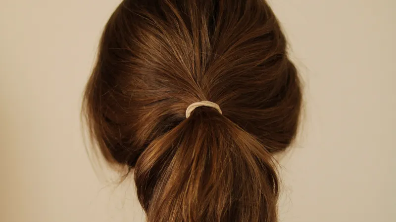 Phụ kiện cột tóc phù hợp giúp bảo vệ sợi tóc và da đầu