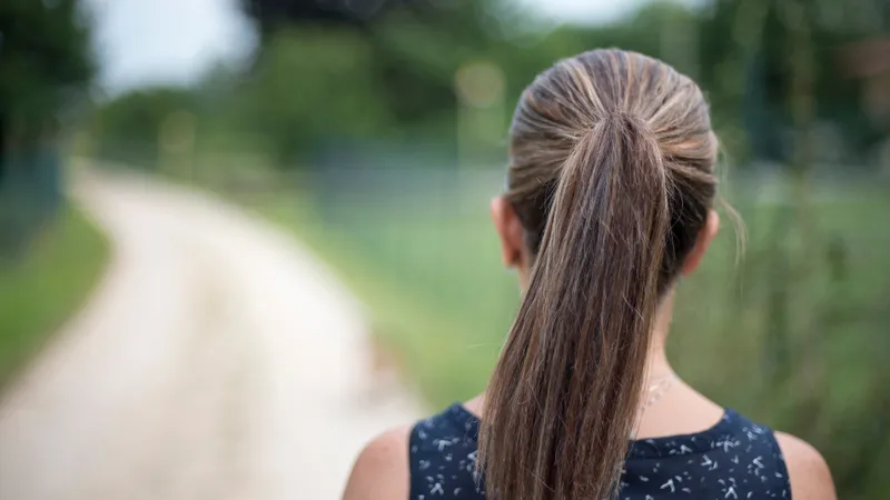 Kiểu buộc tóc đuôi ngựa lỏng tay để tránh rụng tóc do lực kéo