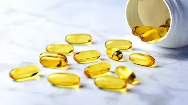 Vitamin E là chất chống oxy hóa mạnh, giúp cải thiện lưu thông máu da đầu, hỗ trợ tóc mọc nhanh và chắc khỏe