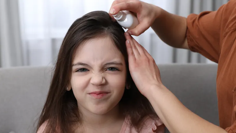 Hình ảnh lọ thuốc diệt chấy đặt cạnh lược chải chấy chuyên dụng