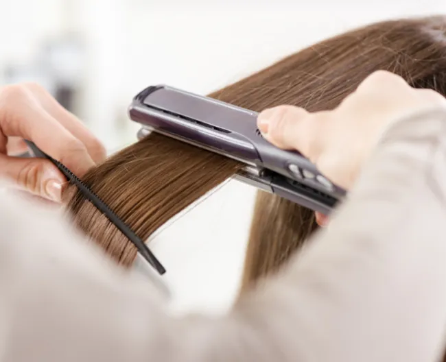 Kỹ thuật chia tóc thành nhiều phần nhỏ giúp đảm bảo hiệu quả duỗi tóc đồng đều