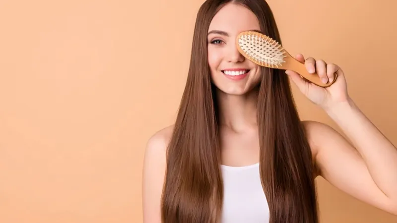 Chải tóc gỡ rối cẩn thận giúp phân bổ nhiệt đều hơn trong quá trình duỗi tóc