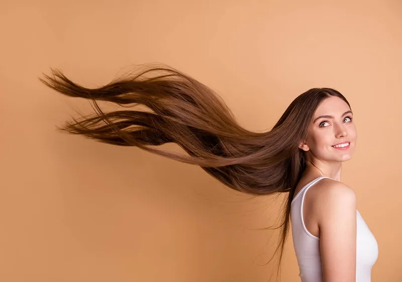 Tóc dài thẳng mượt được chải gọn gàng thể hiện kết quả sau khi duỗi tóc thành công